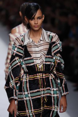 Milan, İtalya - 21 Eylül: Manken, Milano, İtalya Milano moda hafta ilkbahar/yaz 2018 üzerinde 21 Eylül 2017 sırasında Fendi Show'da pist yürür.