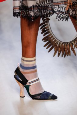 Milan, İtalya - 21 Eylül: Manken, Milano, İtalya Milano moda hafta ilkbahar/yaz 2018 üzerinde 21 Eylül 2017 sırasında Fendi Show'da pist yürür.