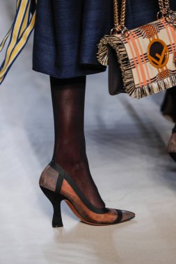 Milan, İtalya - 21 Eylül: Manken, Milano, İtalya Milano moda hafta ilkbahar/yaz 2018 üzerinde 21 Eylül 2017 sırasında Fendi Show'da pist yürür.