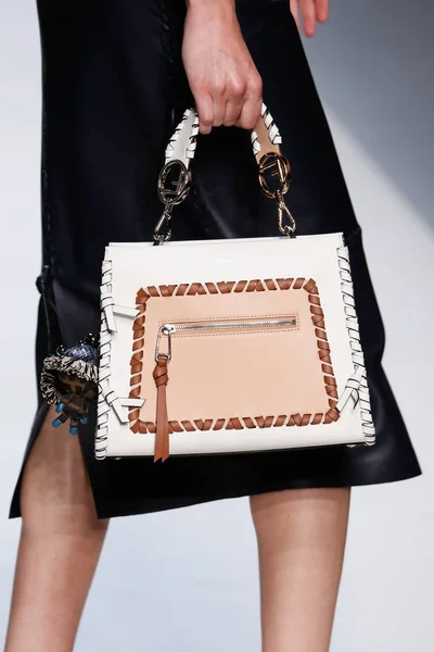 Milán Italia Septiembre Una Modelo Camina Por Pasarela Espectáculo Fendi —  Fotos de Stock