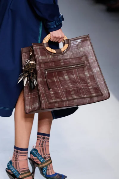 Milan Italië September Een Model Loopt Baan Fendi Show Tijdens — Stockfoto