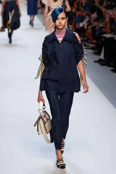 ミラノ イタリア モデルが 2017 日にイタリア ミラノ ミラノ ロンドンファッションウィークの春 2018年中にフェンディのショーで滑走路を歩く — ストック写真