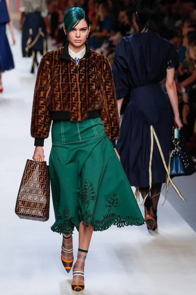 Milan, İtalya - 21 Eylül: Kendall Jenner, Milano, İtalya Milano moda hafta ilkbahar/yaz 2018 üzerinde 21 Eylül 2017 sırasında Fendi Show'da pist yürür.
