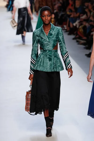 Milan, İtalya - 21 Eylül: Manken, Milano, İtalya Milano moda hafta ilkbahar/yaz 2018 üzerinde 21 Eylül 2017 sırasında Fendi Show'da pist yürür.