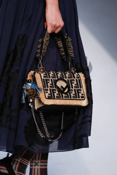 Milan Italië September Een Model Loopt Baan Fendi Show Tijdens — Stockfoto