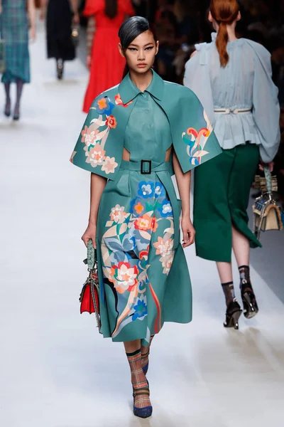 Milano Italien September Modell Går Banan Vid Fendi Showen Milan — Stockfoto