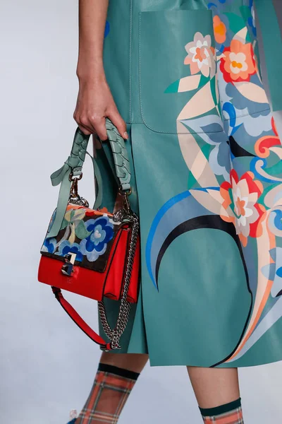 Milan, İtalya - 21 Eylül: Manken, Milano, İtalya Milano moda hafta ilkbahar/yaz 2018 üzerinde 21 Eylül 2017 sırasında Fendi Show'da pist yürür.