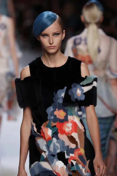 Milano Italien September Modell Går Banan Vid Fendi Showen Milan — Stockfoto