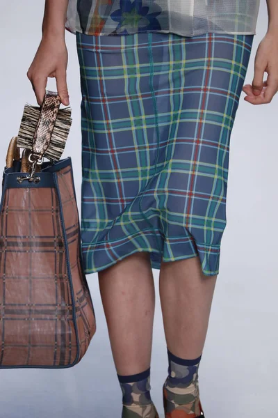 Milan, İtalya - 21 Eylül: Manken, Milano, İtalya Milano moda hafta ilkbahar/yaz 2018 üzerinde 21 Eylül 2017 sırasında Fendi Show'da pist yürür.