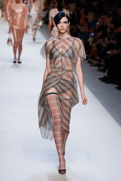 Milan, İtalya - 21 Eylül: Manken, Milano, İtalya Milano moda hafta ilkbahar/yaz 2018 üzerinde 21 Eylül 2017 sırasında Fendi Show'da pist yürür.