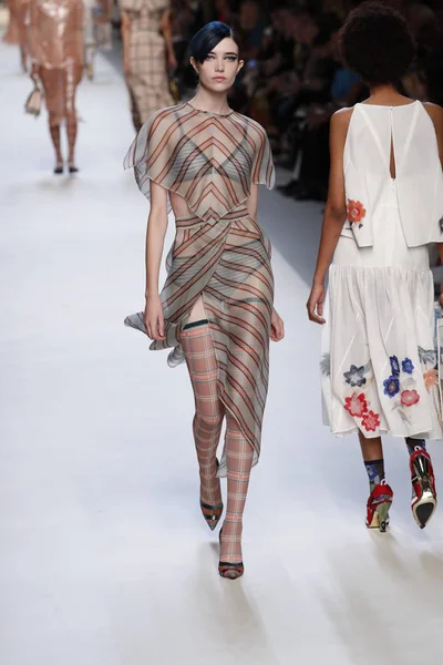 Milano Italien September Modell Går Banan Vid Fendi Showen Milan — Stockfoto