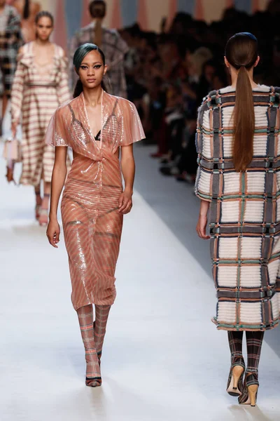 Milano Italien September Modell Går Banan Vid Fendi Showen Milan — Stockfoto