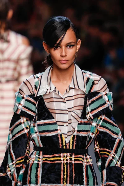 Milan, İtalya - 21 Eylül: Manken, Milano, İtalya Milano moda hafta ilkbahar/yaz 2018 üzerinde 21 Eylül 2017 sırasında Fendi Show'da pist yürür.