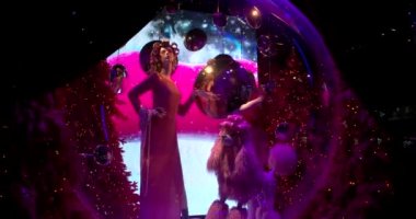 New York - 4 Aralık 2018: Saks beşinci caddeleri sihirli rüyalar tiyatro temalı 2018 son ışık gösterisi ve tatil windows ekranlarda Aralık 4, New York City, Ny.