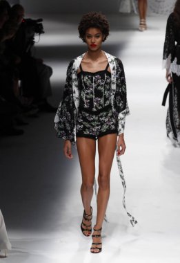 Milan, İtalya - 23 Eylül: Manken, Milano, İtalya Milano moda hafta ilkbahar/yaz 2018 üzerinde 23 Eylül 2017 sırasında Blumarine Show'da pist yürür.