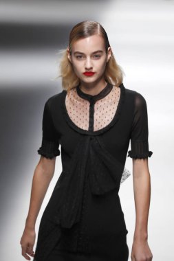 Milan, İtalya - 23 Eylül: Manken, Milano, İtalya Milano moda hafta ilkbahar/yaz 2018 üzerinde 23 Eylül 2017 sırasında Blumarine Show'da pist yürür.