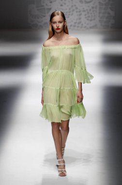 Milan, İtalya - 23 Eylül: Manken, Milano, İtalya Milano moda hafta ilkbahar/yaz 2018 üzerinde 23 Eylül 2017 sırasında Blumarine Show'da pist yürür.