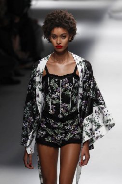 Milan, İtalya - 23 Eylül: Manken, Milano, İtalya Milano moda hafta ilkbahar/yaz 2018 üzerinde 23 Eylül 2017 sırasında Blumarine Show'da pist yürür.