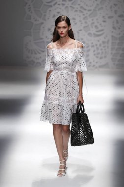 Milan, İtalya - 23 Eylül: Manken, Milano, İtalya Milano moda hafta ilkbahar/yaz 2018 üzerinde 23 Eylül 2017 sırasında Blumarine Show'da pist yürür.