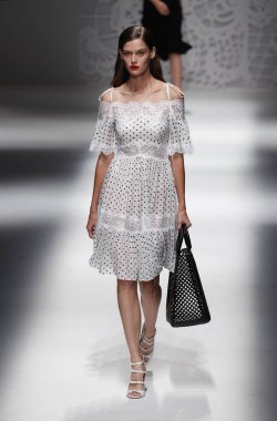 Milan, İtalya - 23 Eylül: Manken, Milano, İtalya Milano moda hafta ilkbahar/yaz 2018 üzerinde 23 Eylül 2017 sırasında Blumarine Show'da pist yürür.