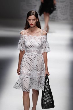 Milan, İtalya - 23 Eylül: Manken, Milano, İtalya Milano moda hafta ilkbahar/yaz 2018 üzerinde 23 Eylül 2017 sırasında Blumarine Show'da pist yürür.