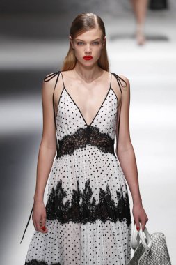 Milan, İtalya - 23 Eylül: Manken, Milano, İtalya Milano moda hafta ilkbahar/yaz 2018 üzerinde 23 Eylül 2017 sırasında Blumarine Show'da pist yürür.