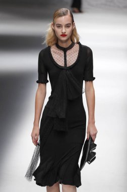 Milan, İtalya - 23 Eylül: Manken, Milano, İtalya Milano moda hafta ilkbahar/yaz 2018 üzerinde 23 Eylül 2017 sırasında Blumarine Show'da pist yürür.