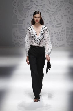 Milan, İtalya - 23 Eylül: Manken, Milano, İtalya Milano moda hafta ilkbahar/yaz 2018 üzerinde 23 Eylül 2017 sırasında Blumarine Show'da pist yürür.