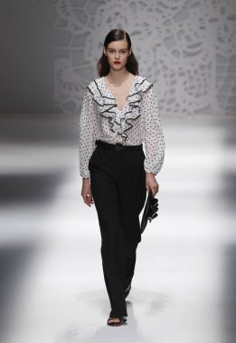 Milan, İtalya - 23 Eylül: Manken, Milano, İtalya Milano moda hafta ilkbahar/yaz 2018 üzerinde 23 Eylül 2017 sırasında Blumarine Show'da pist yürür.