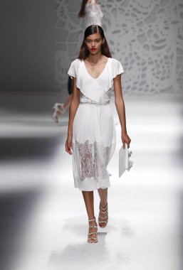 Milan, İtalya - 23 Eylül: Manken, Milano, İtalya Milano moda hafta ilkbahar/yaz 2018 üzerinde 23 Eylül 2017 sırasında Blumarine Show'da pist yürür.