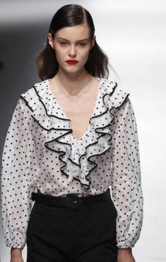 Milan, İtalya - 23 Eylül: Manken, Milano, İtalya Milano moda hafta ilkbahar/yaz 2018 üzerinde 23 Eylül 2017 sırasında Blumarine Show'da pist yürür.