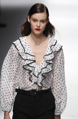 Milan, İtalya - 23 Eylül: Manken, Milano, İtalya Milano moda hafta ilkbahar/yaz 2018 üzerinde 23 Eylül 2017 sırasında Blumarine Show'da pist yürür.