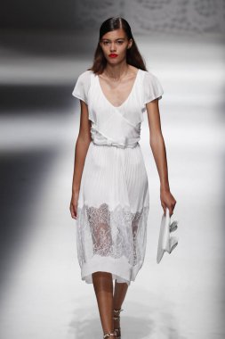 Milan, İtalya - 23 Eylül: Manken, Milano, İtalya Milano moda hafta ilkbahar/yaz 2018 üzerinde 23 Eylül 2017 sırasında Blumarine Show'da pist yürür.