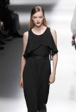 Milan, İtalya - 23 Eylül: Manken, Milano, İtalya Milano moda hafta ilkbahar/yaz 2018 üzerinde 23 Eylül 2017 sırasında Blumarine Show'da pist yürür.