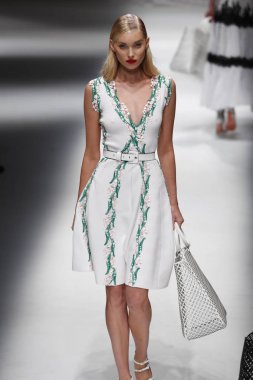 Milan, İtalya - 23 Eylül: Elsa Hosk, Milano, İtalya Milano moda hafta ilkbahar/yaz 2018 üzerinde 23 Eylül 2017 sırasında Blumarine Show'da pist yürür.