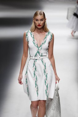 Milan, İtalya - 23 Eylül: Elsa Hosk, Milano, İtalya Milano moda hafta ilkbahar/yaz 2018 üzerinde 23 Eylül 2017 sırasında Blumarine Show'da pist yürür.