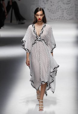 Milan, İtalya - 23 Eylül: Manken, Milano, İtalya Milano moda hafta ilkbahar/yaz 2018 üzerinde 23 Eylül 2017 sırasında Blumarine Show'da pist yürür.