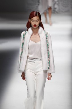 Milan, İtalya - 23 Eylül: Manken, Milano, İtalya Milano moda hafta ilkbahar/yaz 2018 üzerinde 23 Eylül 2017 sırasında Blumarine Show'da pist yürür.