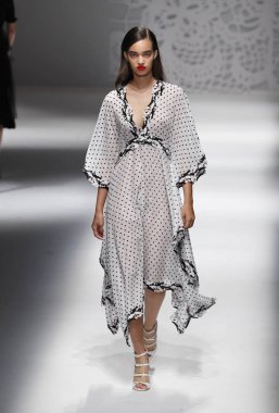 Milan, İtalya - 23 Eylül: Manken, Milano, İtalya Milano moda hafta ilkbahar/yaz 2018 üzerinde 23 Eylül 2017 sırasında Blumarine Show'da pist yürür.