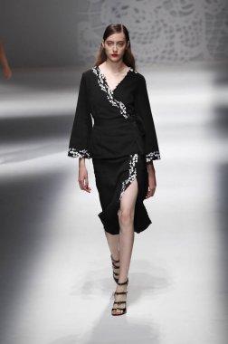 Milan, İtalya - 23 Eylül: Manken, Milano, İtalya Milano moda hafta ilkbahar/yaz 2018 üzerinde 23 Eylül 2017 sırasında Blumarine Show'da pist yürür.