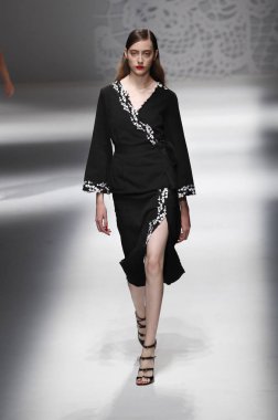 Milan, İtalya - 23 Eylül: Manken, Milano, İtalya Milano moda hafta ilkbahar/yaz 2018 üzerinde 23 Eylül 2017 sırasında Blumarine Show'da pist yürür.