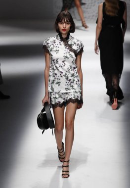 Milan, İtalya - 23 Eylül: Manken, Milano, İtalya Milano moda hafta ilkbahar/yaz 2018 üzerinde 23 Eylül 2017 sırasında Blumarine Show'da pist yürür.
