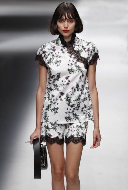 Milan, İtalya - 23 Eylül: Manken, Milano, İtalya Milano moda hafta ilkbahar/yaz 2018 üzerinde 23 Eylül 2017 sırasında Blumarine Show'da pist yürür.