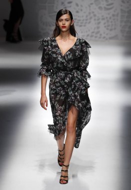 Milan, İtalya - 23 Eylül: Manken, Milano, İtalya Milano moda hafta ilkbahar/yaz 2018 üzerinde 23 Eylül 2017 sırasında Blumarine Show'da pist yürür.