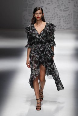 Milan, İtalya - 23 Eylül: Manken, Milano, İtalya Milano moda hafta ilkbahar/yaz 2018 üzerinde 23 Eylül 2017 sırasında Blumarine Show'da pist yürür.
