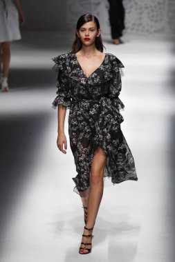 Milan, İtalya - 23 Eylül: Manken, Milano, İtalya Milano moda hafta ilkbahar/yaz 2018 üzerinde 23 Eylül 2017 sırasında Blumarine Show'da pist yürür.