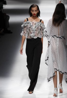 Milan, İtalya - 23 Eylül: Manken, Milano, İtalya Milano moda hafta ilkbahar/yaz 2018 üzerinde 23 Eylül 2017 sırasında Blumarine Show'da pist yürür.