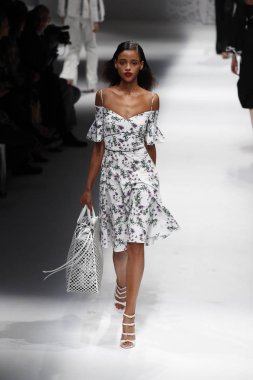 Milan, İtalya - 23 Eylül: Manken, Milano, İtalya Milano moda hafta ilkbahar/yaz 2018 üzerinde 23 Eylül 2017 sırasında Blumarine Show'da pist yürür.