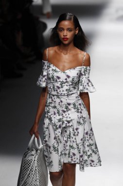 Milan, İtalya - 23 Eylül: Manken, Milano, İtalya Milano moda hafta ilkbahar/yaz 2018 üzerinde 23 Eylül 2017 sırasında Blumarine Show'da pist yürür.