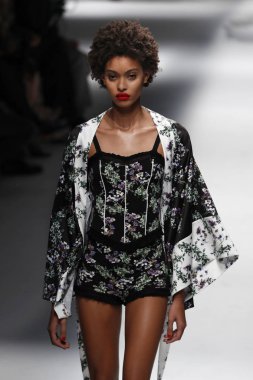 Milan, İtalya - 23 Eylül: Manken, Milano, İtalya Milano moda hafta ilkbahar/yaz 2018 üzerinde 23 Eylül 2017 sırasında Blumarine Show'da pist yürür.